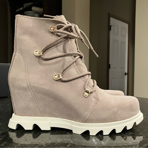 New Sorel Joan Of Arctic Wedge III Lace Boot, Waterproof Suede Lace-Up Booties - Picture 4 of 16